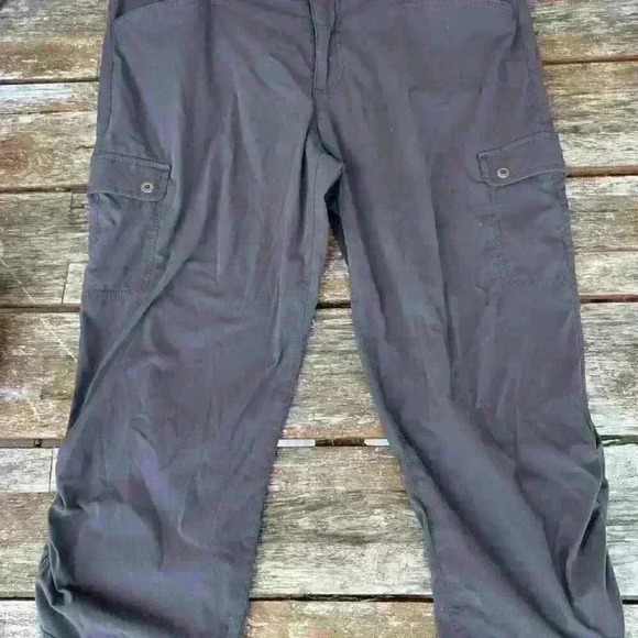Ladies Eddie Bauer cargo capris, grey size 10 - Picture 3 of 5